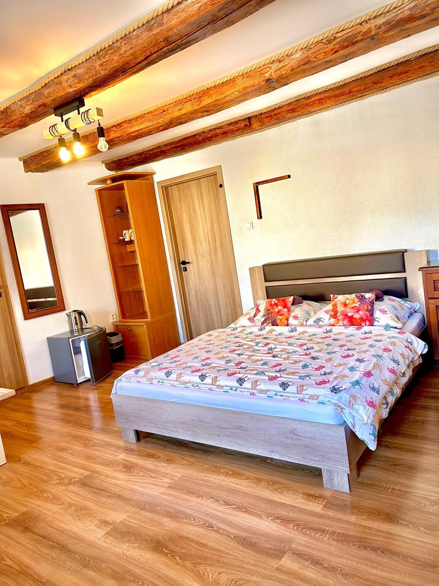 Apartman Velicka Vinaren Poprad Esterno foto